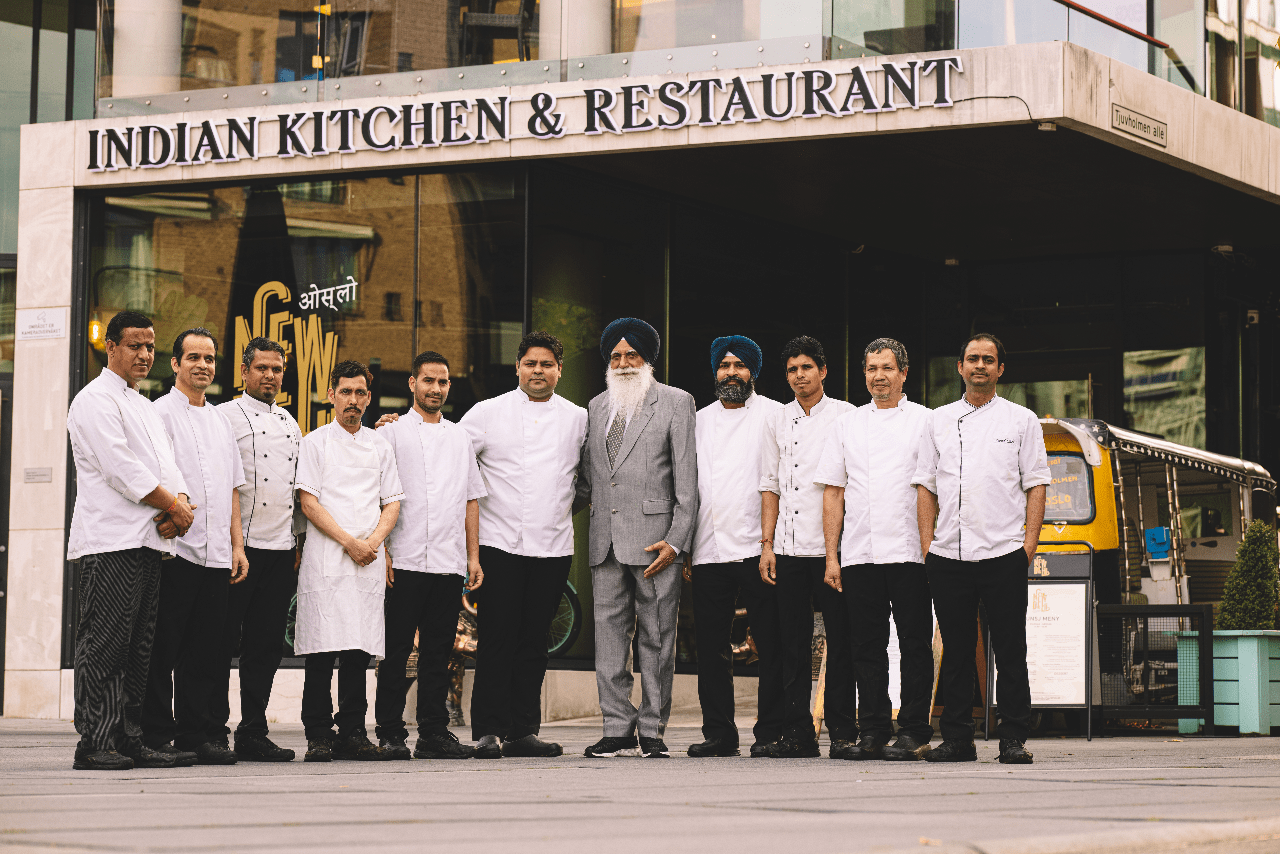 En gruppe kokker poserer foran restauranten New Delhi i Bergen.